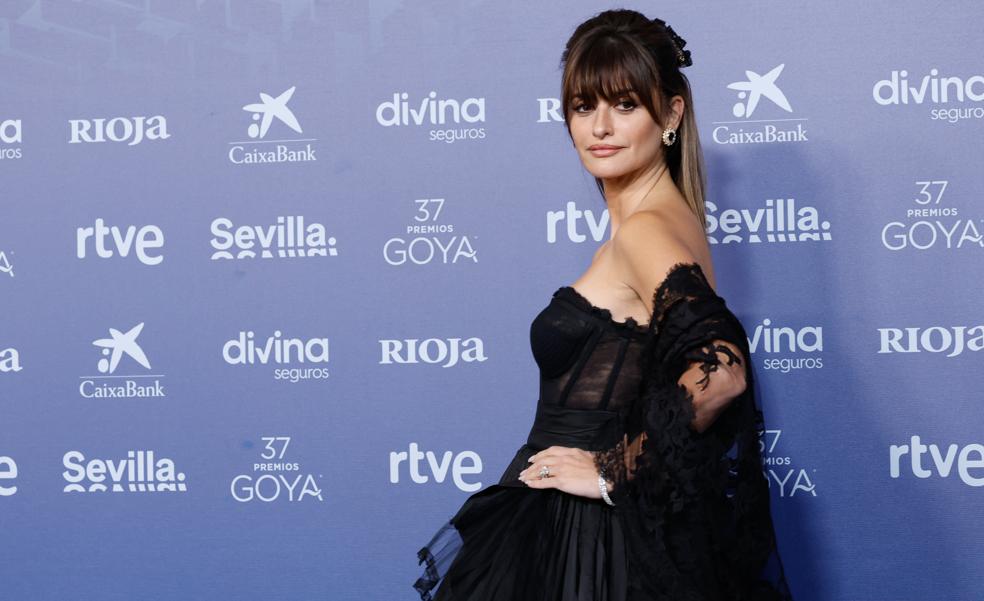 Vestido negro y mantilla: Penélope Cruz sorprende en la alfombra roja de los Goya 2023 con este espectacular look