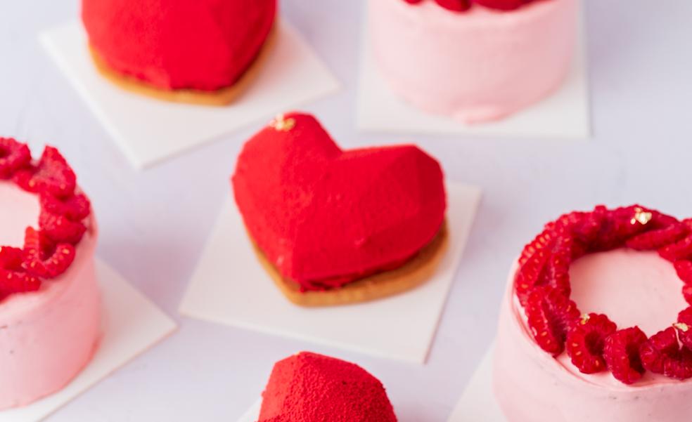 Corazones de frambuesa, tartas de queso y «lovettones»: endulza tu San Valentín con estos postres y dulces que te van a conquistar