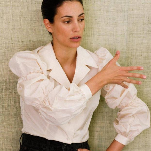 El look de Olivia Wilde con el polo de Mango que convierte un look cómodo y básico en uno muy especial