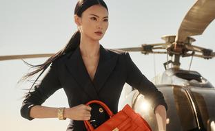 Del vestido camisero al bolso más ponible: los cuatro imprescindibles con más glamour de la nueva colección de Michael Kors que no pueden faltar en tu armario de primavera