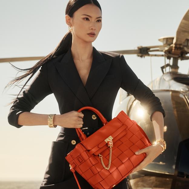 Del vestido camisero al bolso más ponible: los cuatro imprescindibles con más glamour de la nueva colección de Michael Kors que no pueden faltar en tu armario de primavera