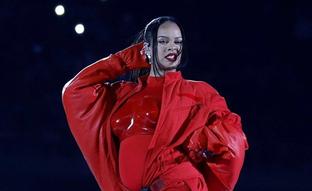 Estos son los polvos con los que Rihanna se retoca el maquillaje en la actuación de la Super Bowl: fijan, alarga la duración y matifican