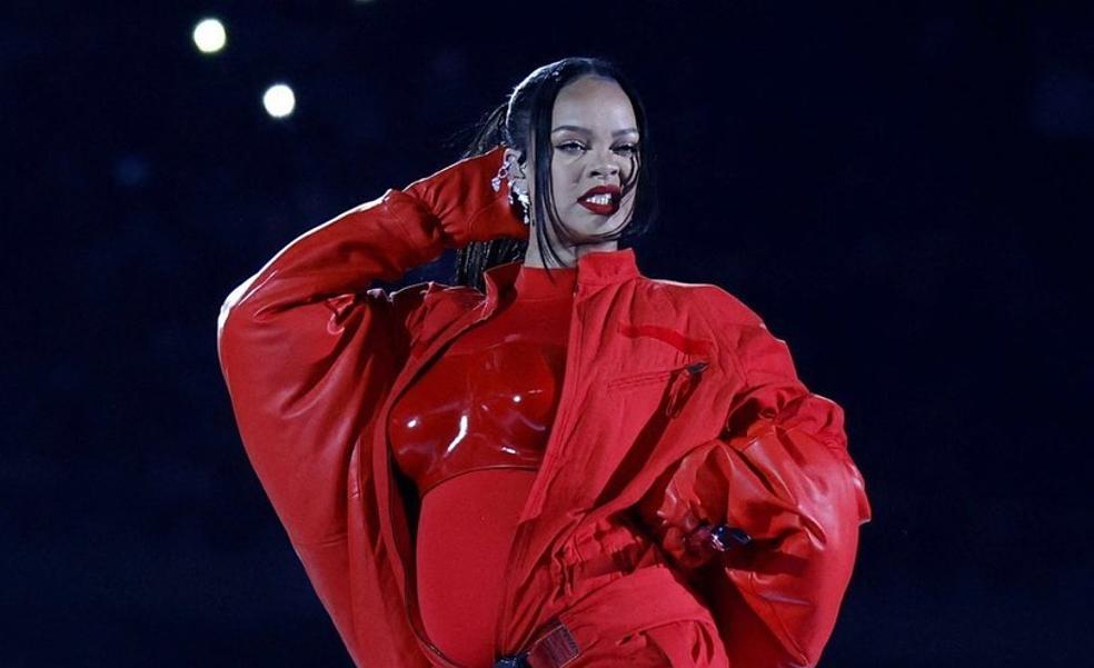 Estos son los polvos con los que Rihanna se retoca el maquillaje en la actuación de la Super Bowl: fijan, alarga la duración y matifican