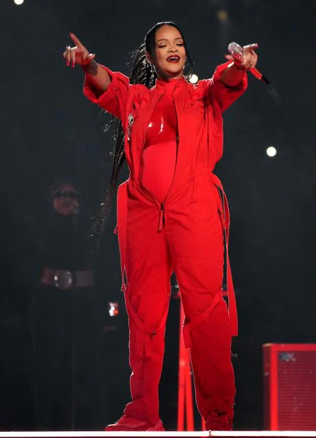 Super Bowl 2023 MADE IN SPAIN: Super Bowl: Rihanna reaparece y anuncia su segundo con zapatillas Salomon y mono Loewe | Mujer Hoy
