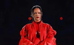 Rihanna reaparece en la Super Bowl: anuncia su segundo embarazo y sorprende con mono de Loewe y las zapatillas Salomon tendencia