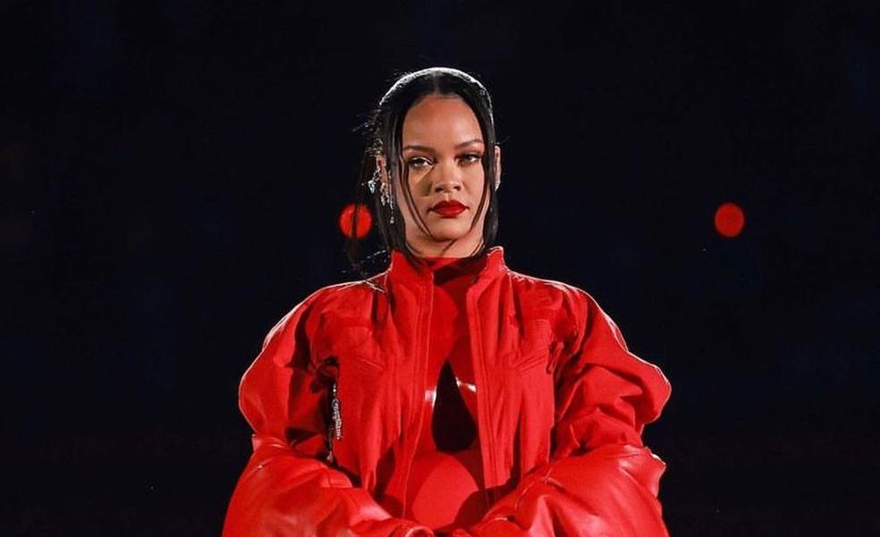 Rihanna reaparece en la Super Bowl: anuncia su segundo embarazo y sorprende con mono de Loewe y las zapatillas Salomon tendencia