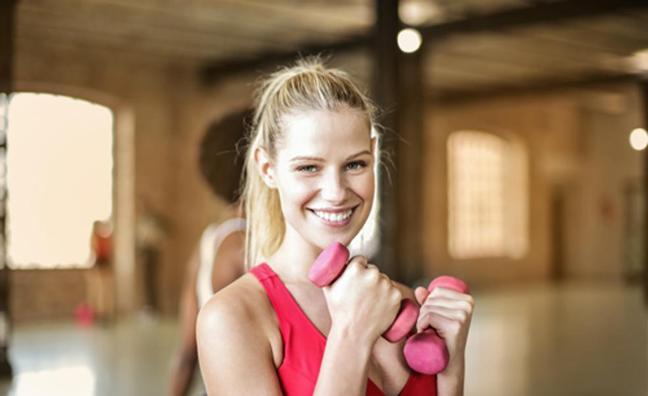 Sentadilla de copa, el ejercicio fácil que consigue unos abdominales de acero y aumenta la fuerza de los glúteos