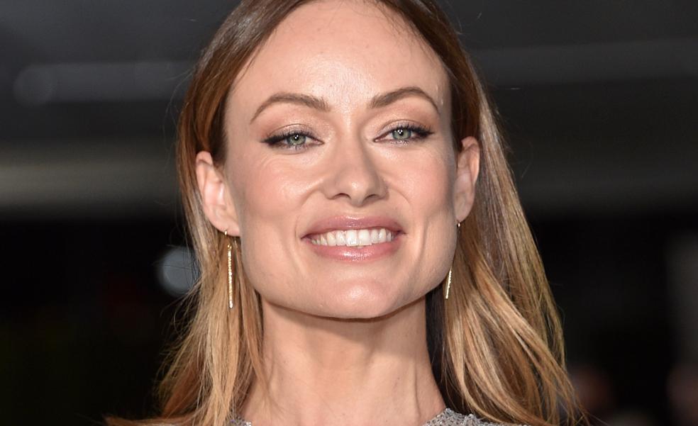 El look de Olivia Wilde con el polo de Mango que convierte un look cómodo y básico en uno muy especial