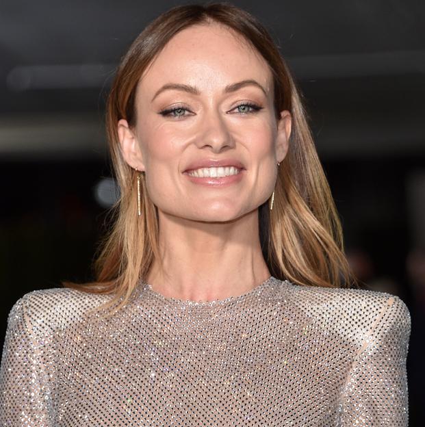 El look de Olivia Wilde con el polo de Mango que convierte un look cómodo y básico en uno muy especial 