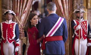 Miradas cómplices, abrazos y gestos de amor en la relación de pareja de Felipe y Letizia: por qué los reyes sí van a celebrar San Valentín