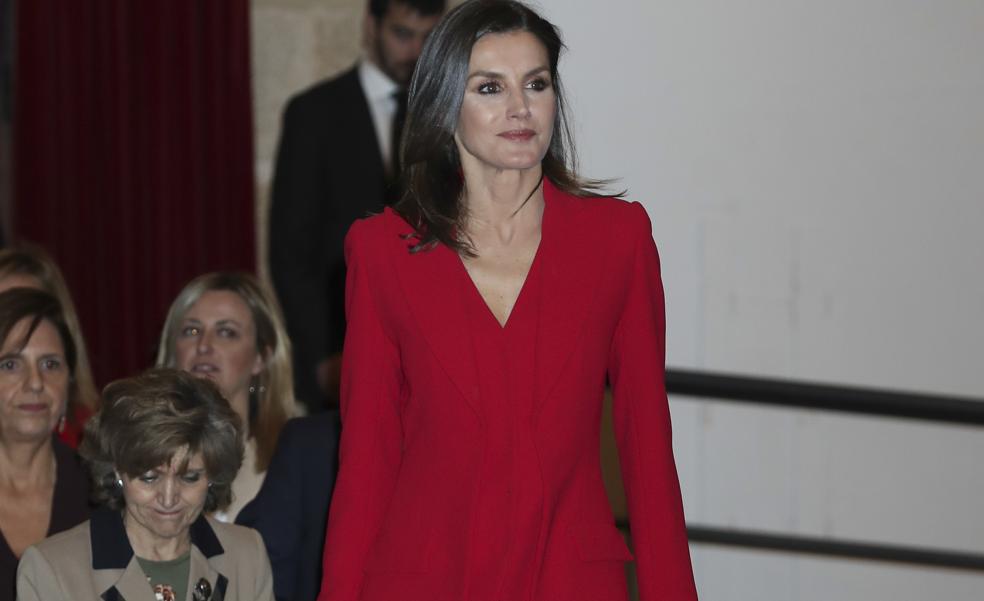 Rojo o coral: así es el traje de Sfera baratísimo y muy ponible que llevaría la reina Letizia