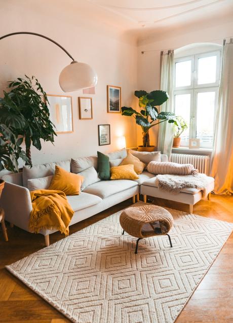 Una habitación que sigue la regla 60 (beige), 30 (verde) 10 (amarillo).  Foto: PINTEREST