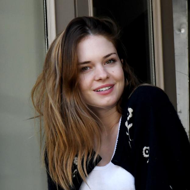 El aceite limpiador de rosas que nutre y protege es el secreto de la piel perfecta de Stella Banderas