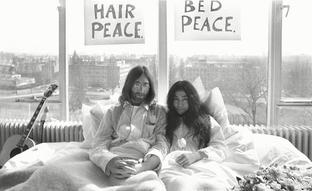 Yoko Ono cumple 90 años: la tortuosa y trágica vida de la viuda de John Lennon, una artista pionera que NO rompió los Beatles
