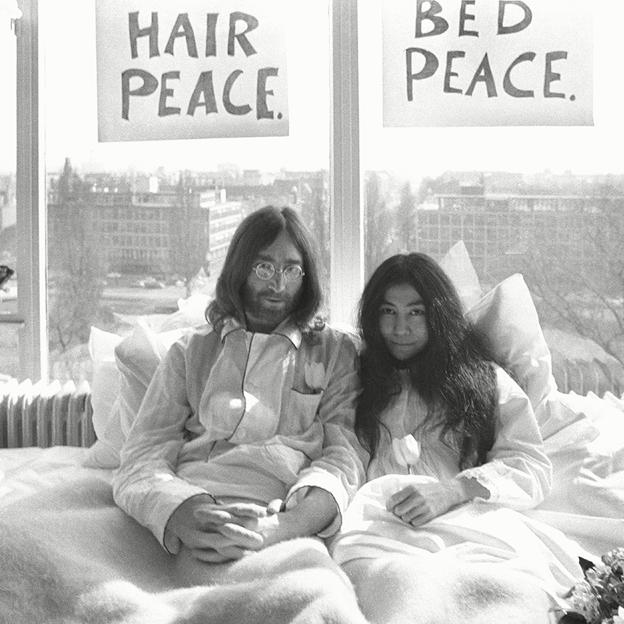 Yoko Ono cumple 90 años: la tortuosa y trágica vida de la viuda de John Lennon, una artista pionera que NO rompió los Beatles