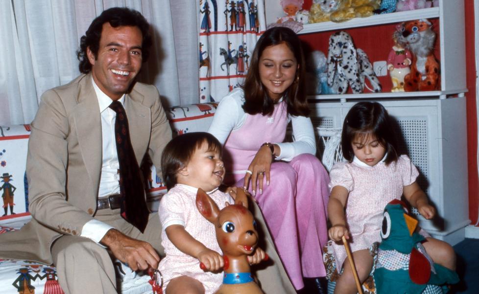 Así fue el convulso matrimonio de Isabel Preysler y Julio Iglesias que solo duro siete años (y tres hijos): celos, infidelidades, peleas y abandono