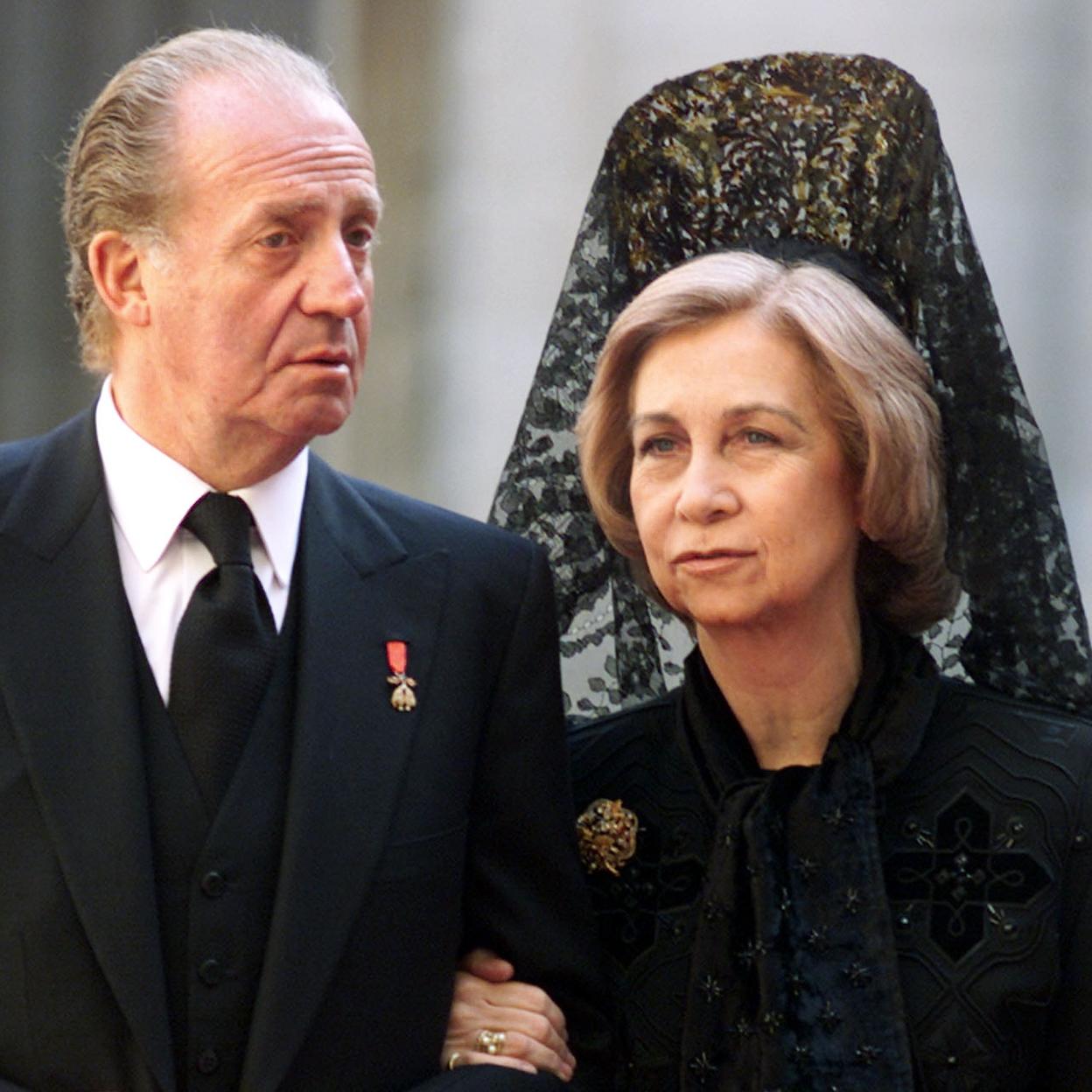 Juan Carlos I y la reina Sofía asisten a un funeral./gtres