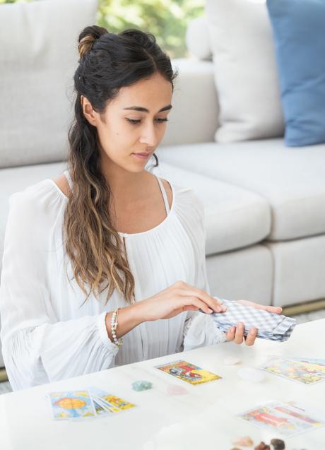 Mujer echando las cartas del Tarot/PEXELS