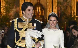 Así ha sido la boda de Ana Sainz, la hija de Carlos Sainz: un vestido de novia de princesa y espectaculares looks de invitada de invierno