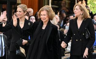 La reina Sofía (con las infantas Elena y Cristina), la más elegante en el funeral de Constantino de Grecia con una blazer que puedes comprar en Mango