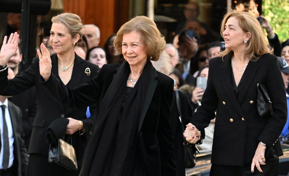 La reina Sofía (con las infantas Elena y Cristina), la más elegante en el funeral de Constantino de Grecia con una blazer que puedes comprar en Mango