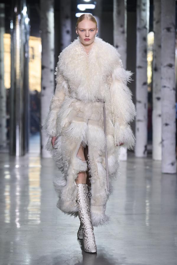 Los mejores desfiles de la Semana de la Moda de Nueva York: Michael Kors presenta una colección setentera y boho glam