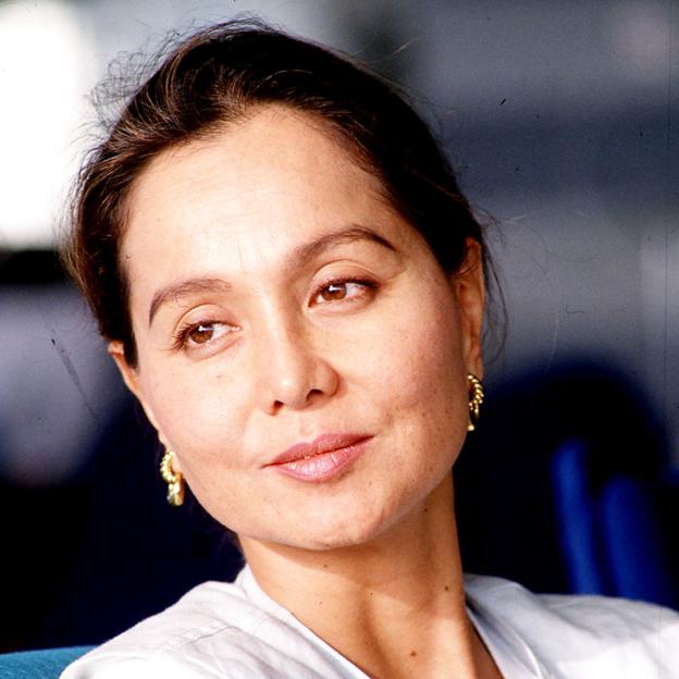 El traje de chaqueta y pantalón más ponible y favorecedor es de esta marca que adoran las francesas y que ha llevado Virginia Troconis