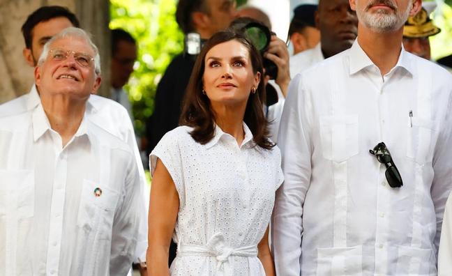 El vestido camisero en blanco que llevaría la reina Letizia está en Mango Outlet rebajadísimo