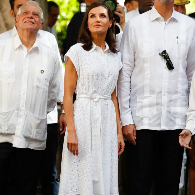 El vestido camisero en blanco que llevaría la reina Letizia está en Mango Outlet rebajadísimo