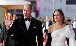 Kate Middleton vuelve a sorprender en los Premios BAFTA con un estilismo impresionante: vestido de aires nupciales reeditado, guantes negros y pendientes (agotadísimos) de Zara