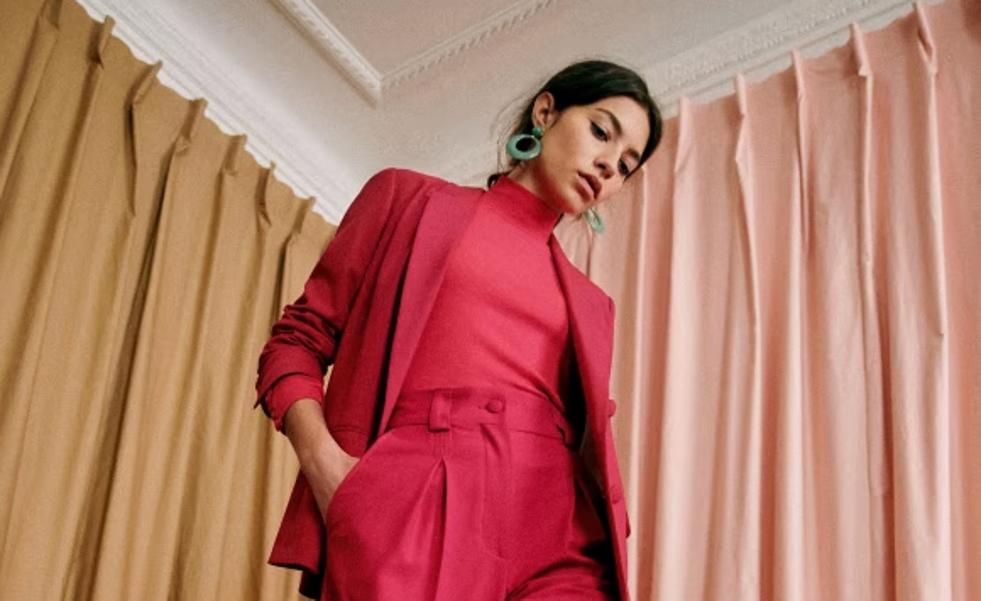 Las novedades de Zara de la semana: vestidos a todo color, pantalones que hacen tipazo y chaquetas elegantes de nueva colección