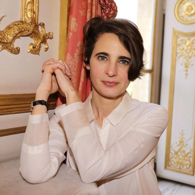 Quién es Laurence Debray, la única mujer con la que se citó el rey Juan Carlos en París (y que colgaba pósters del emérito en su cuarto)