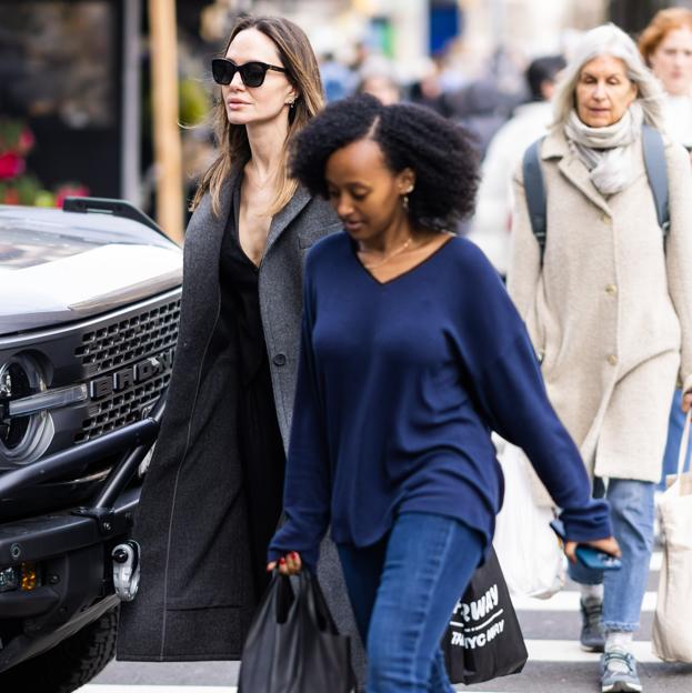 El look cómodo de Zahara Jolie-Pitt: vaqueros, zapatillas y el bolso naranja que puedes copiar en el low cost