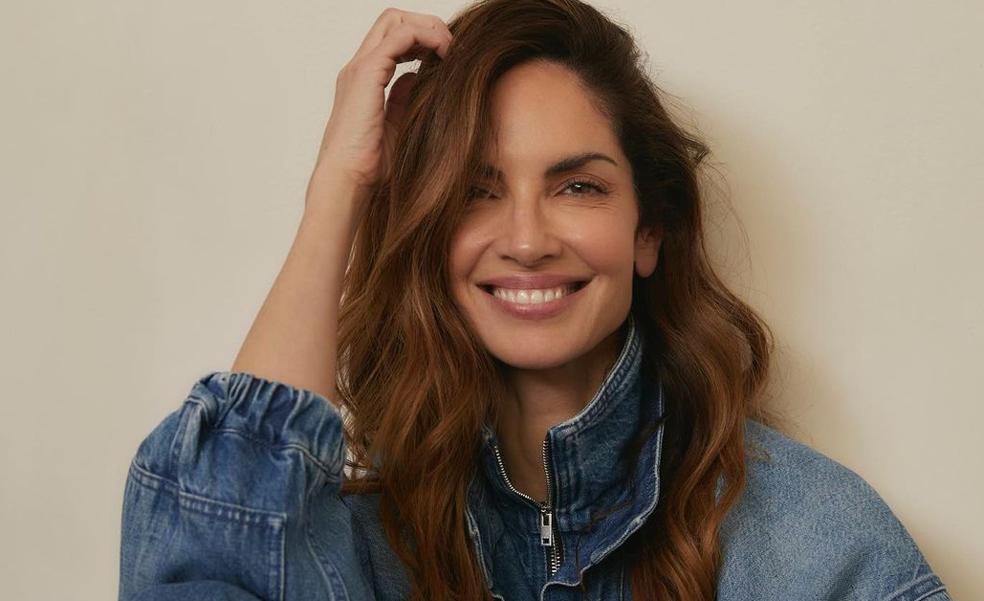 Eugenia Silva sabe cómo se puede acertar con un total look en denim a partir de los 40