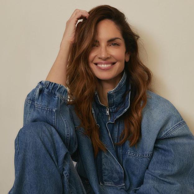 Eugenia Silva sabe cómo se puede acertar con un total look en denim a partir de los 40