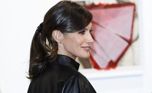 Letizia en ARCO: los mejores looks de la reina en la feria de arte de Madrid (y el más criticado)