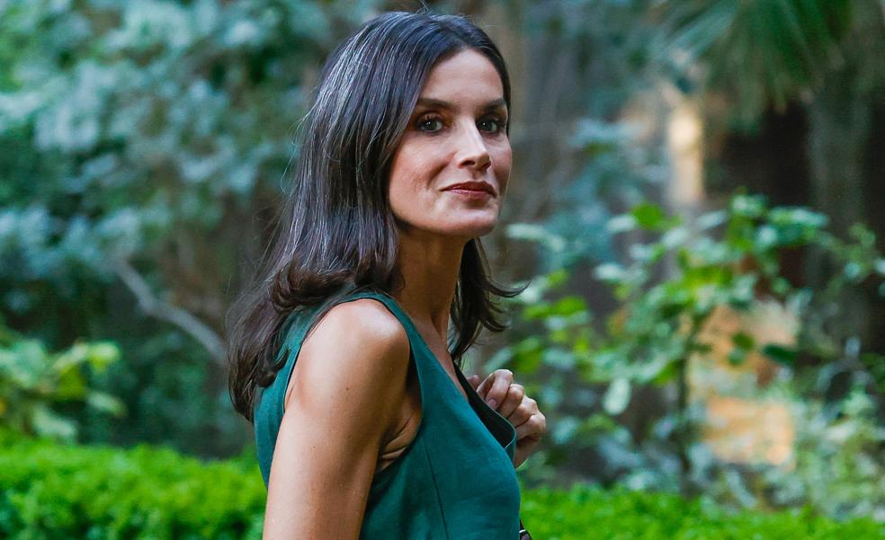 Regresa a tienda el vestido cut-out de Mango que agotó la reina Letizia y ahora se vende por 15 euros