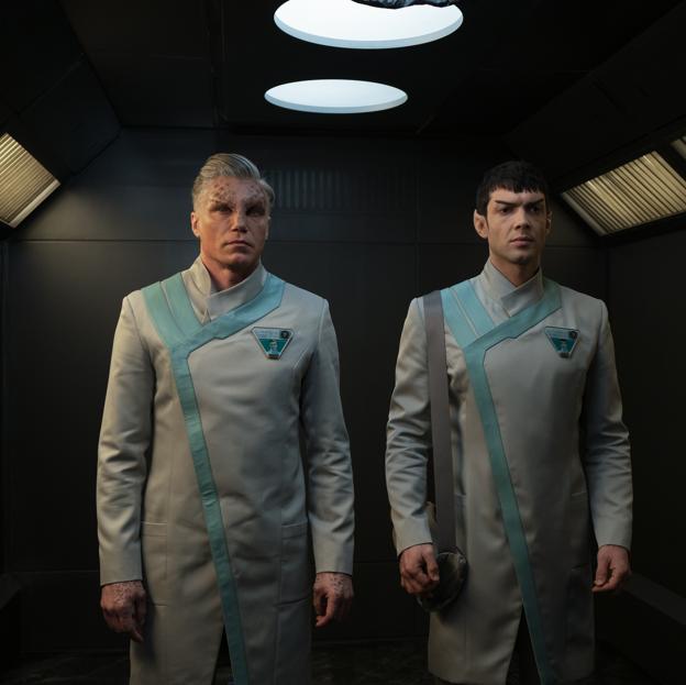 Anson Mount y Ethan Peck en una imagen de la nueva serie del universo Star Trek.