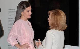 La reina Letizia sorprende en ARCO 2023 con un vestido rosa rebajado y el bolso más bonito y especial de su armario