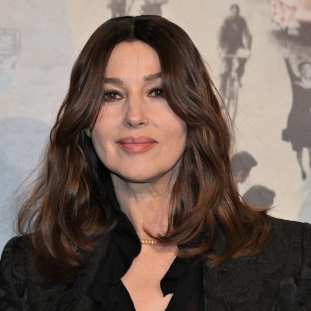 Dónde copiar el favorecedor y estilizador mono que ha llevado Monica Bellucci y que rejuvenece a los 50 y los 60