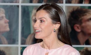 La gran transformación de la melena de la reina Letizia a los 50: más brillo, efecto relleno y un resultado extra suave