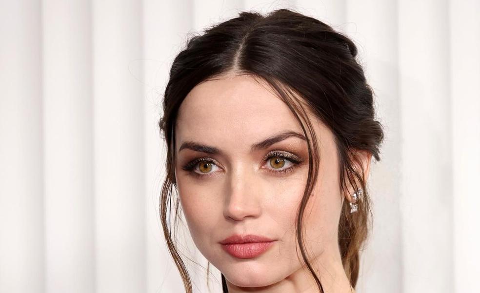 Ana de Armas arrasa con un espectacular peinado en los SAG: coleta con lazo de terciopelo y mechones delanteros