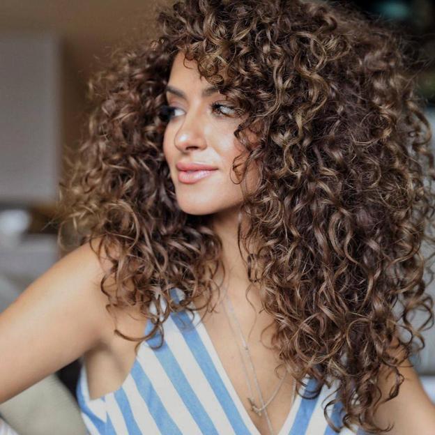 Jennifer Lopez cambia de look y vuelve al color de pelo de los 90: más oscuro, más saludable y tendencia