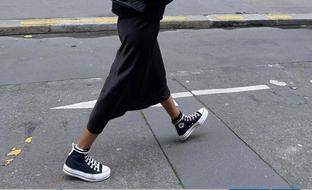 Zapatillas con plataforma: el truco de las chicas bajitas con más estilo para ir cómoda y parecer más alta