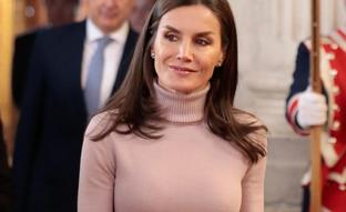 La reina Letizia consigue el look de invierno todoterreno con jersey rosa de cuello alto y su falda midi plisada favorita