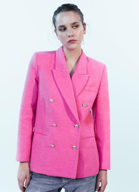 Chaqueta rosa con doble botonadura de Sfera (49,99 euros)