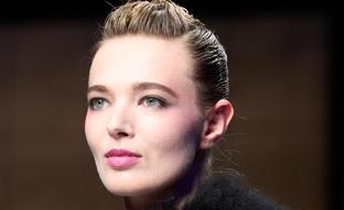 Colorete años ochenta: la nueva tendencia de maquillaje que confirman las pasarelas para la próxima temporada