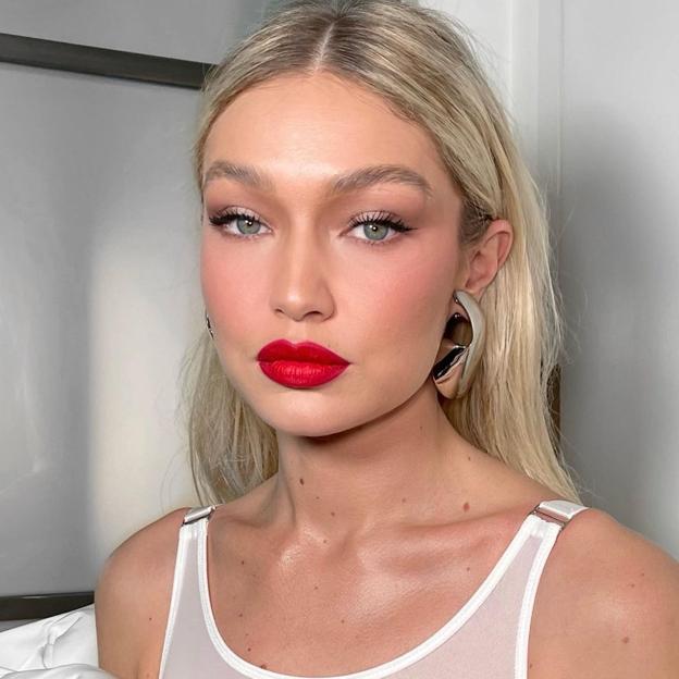 La base de maquillaje de seis euros que ha enamorado a esta supermodelo porque iguala el tono y alisa la piel