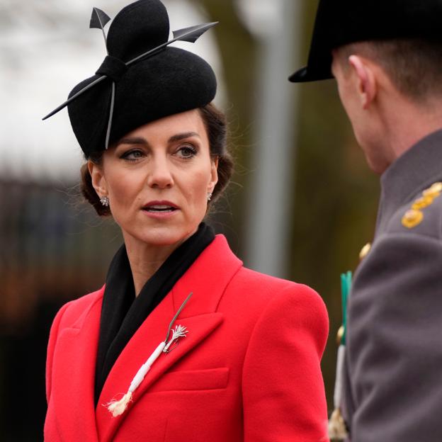 Por qué Kate Middleton lleva un puerro en la solapa de su Alexander McQueen: el look más potente de la princesa de Gales esconde un guiño a Isabel II