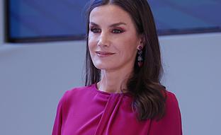 La reina Letizia estrena el vestido midi que más estiliza: así es el favorecedor look de invitada que ha llevado en Alicante